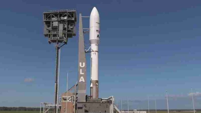 Amazon Project Kuiper is finally off the ground. ULA Atlas V rocket carried 2 proto satellites to Lower Earth Orbit and now Amazon finally kicked off it's program aimed to provide satellite internet w - Digital concept art for illustrative purpose, tags: startet - Monok